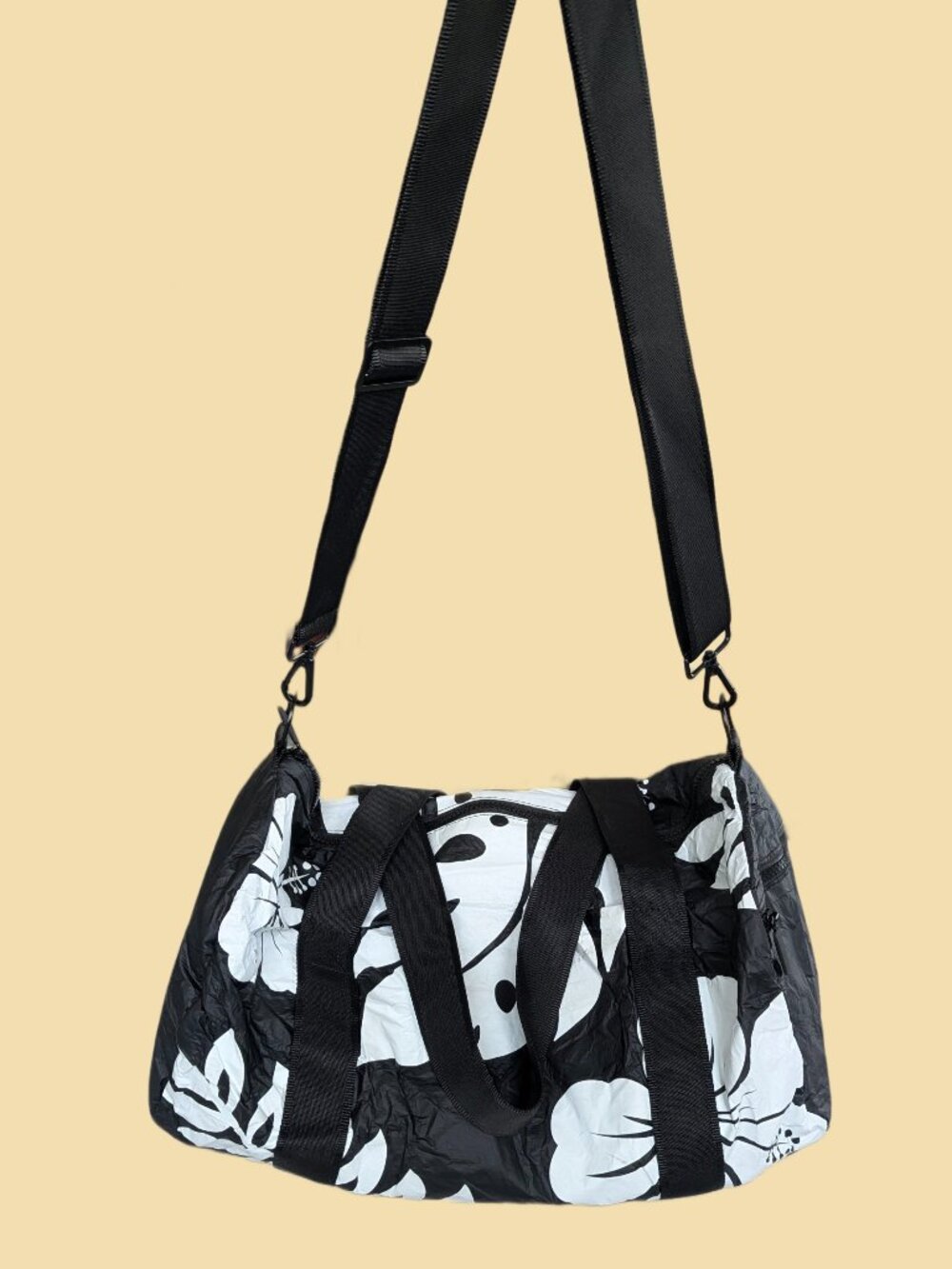 Aloha Collection Black/White Big Island water-resistant Zip beach bag / duffel